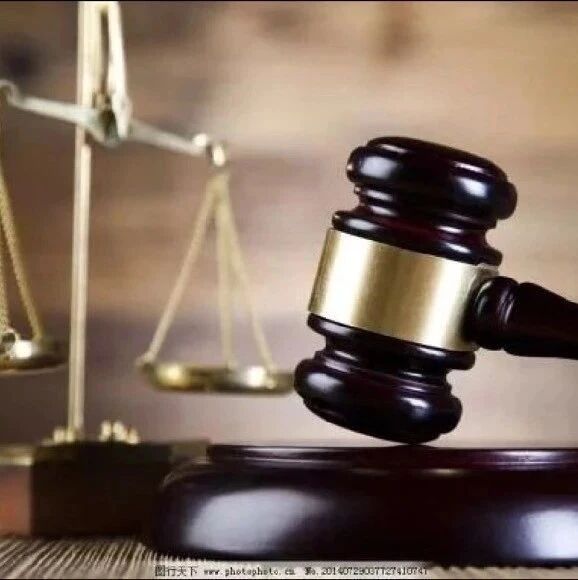 离婚后仍然共同生活的，多次殴打致妻子自杀身亡，是否构成虐待罪？